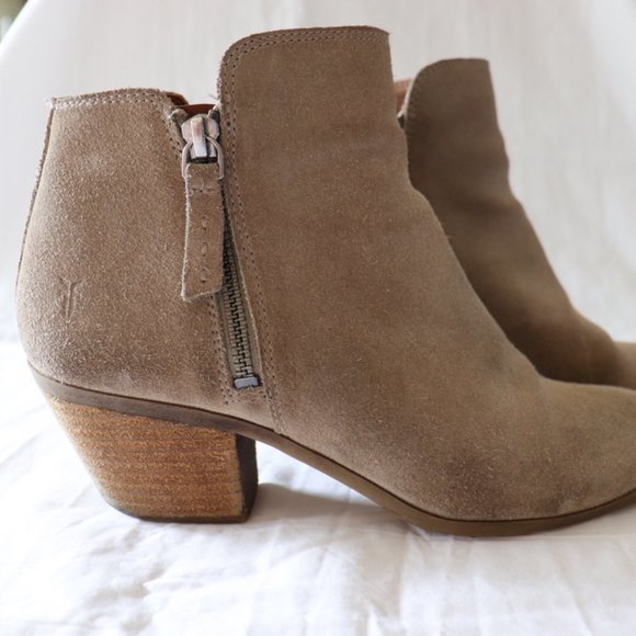 SOLD FRYE size 7.5 M Judith Ash Beige Suede Leather Ankle short Boots 3470015 - Picture 3 of 9